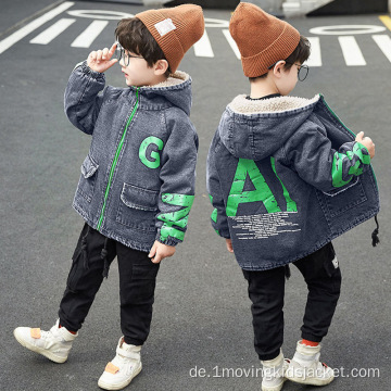 Jungen mit Fleece-Jeansjacke